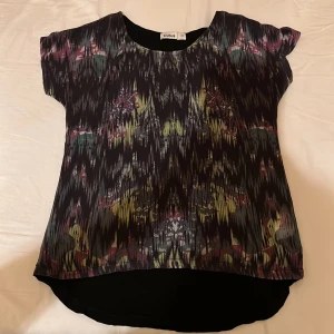 T-shirt - I mycket bra skick och har ingen defekt så passa på :) 