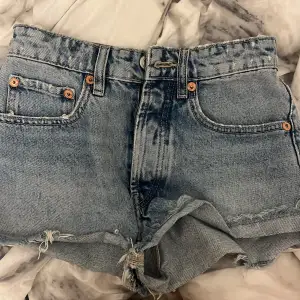 Helt nya jeansshorts från zara! Säljer pågrund av att det var försmå när jag köpte de så det har aldrig använts. Priset är inklusive frakt.💓