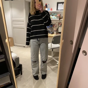 NA-KD jeans - Säljer dessa jeans från NA-KD som inte kommer till användning längre. Det är i väldigt bra skick eftersom jag knappt använt dom. 