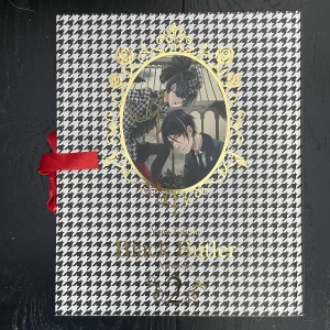 Black Butler artbook 1 - Black Butler / Kuroshitsuji Artbook 2 av Yana Toboso.  Boken har flera lösa sidor pga dåligt ihoplimmat vid produktion. Dock är inga sidor skadade! Boken är i ett fint skick annars.  Kan ge fler foton vid önskan. Tar endast swish.