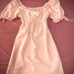 Kort klänning  - Jätte fin kort sommar klänning som är en jätte fin ljusrosa, frakten ligger på 45kr 💕
