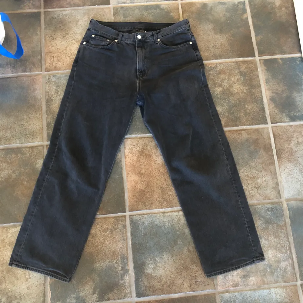 Snygga weekday jeans med topp skick! Dom sitter löst, kolla upp modellen galaxy.  Färg: svart  Skick: 10/10 Nypris: 600 kr Mitt pris: 175 kr  Storlek: 31/32. Jeans & Byxor.