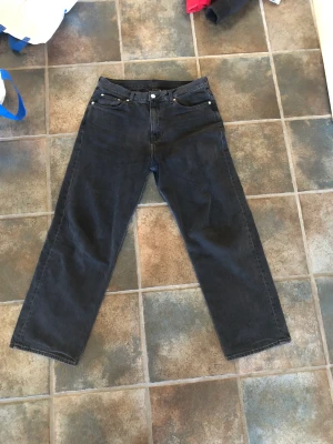 Weekday galaxy jeans  - Snygga weekday jeans med topp skick! Dom sitter löst, kolla upp modellen galaxy.  Färg: svart  Skick: 10/10 Nypris: 600 kr Mitt pris: 175 kr  Storlek: 31/32