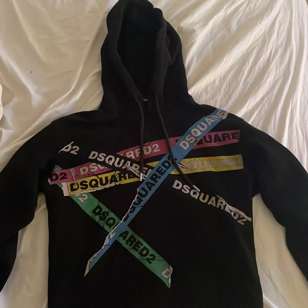 Säljer denna fina Dsquared hoddien som är för liten för mig. Använt den ett par gånger. . Hupparit & Collegepaidat.