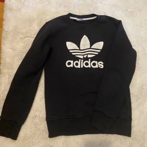 Adidas tröja  - (Rensar garderoben därför vill jag sälja allt billigt) 