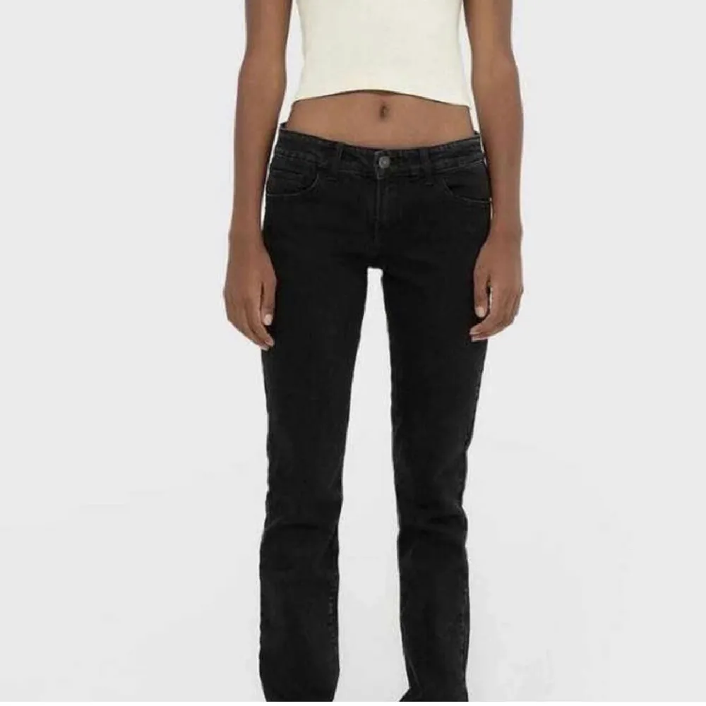 Säljer dessa jätte fina lågmidjade jeans i st 38 från stradivarius. Säljer för 199 kr, skriv för fler bilder. . Jeans & Byxor.