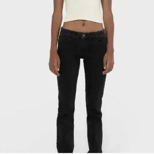Säljer dessa jätte fina lågmidjade jeans i st 38 från stradivarius. Säljer för 199 kr, skriv för fler bilder. 
