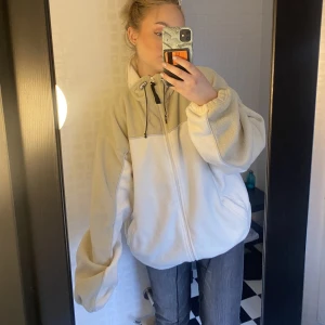 Oversized kofta - 100% fleece, strl S men oversize i modellen. 