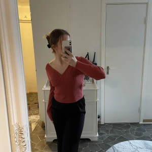 Vinröd tröja - En jättefin vinröd tröja. Väldigt skön och mycket varm, kan bäras när som helst. 