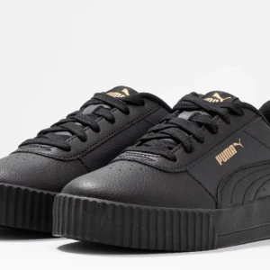 Svarta puma skor med gulddetaljer - Skor använda endast ca 3 gånger. Har lite skada inner på hälen.  Puma Carina - originalpris 699kr