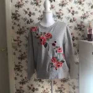 Fin grå tröja med broderade rosor 🌹📦 strlk L men jag tycker lite att den passar som M