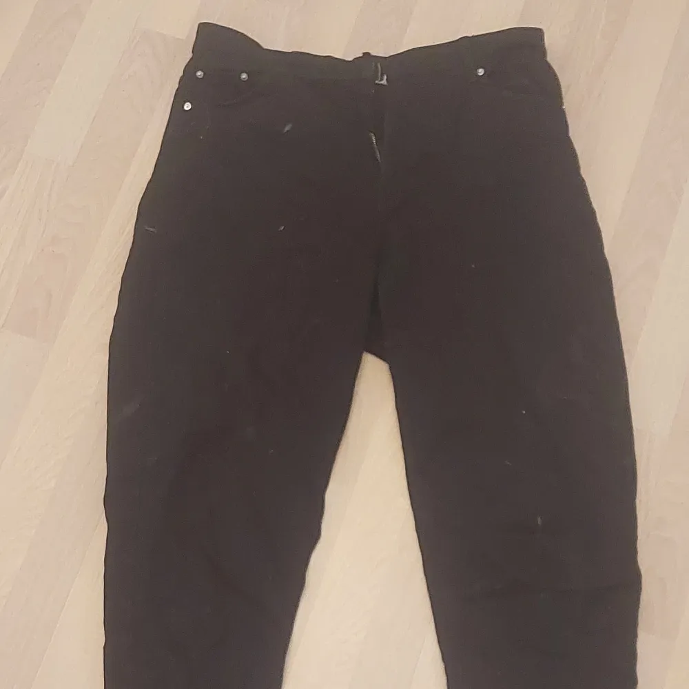 Svarta jeans från H&M. Fläckarna som är på är enbart damm och jag kommer såklart tvätta innan utskick. Byxorna är i storlek 44 men känns som 46. Losefit momjeans . Jeans & Byxor.