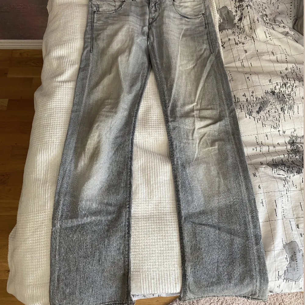 as snygga jeans med coola fickor som jag köpt på secondhand, de är i använt skick. går ner tull marken på mig som är 165. de har en fläck på bakfickan och tyvärr söndertrampade, kontakta för bilder💓. Jeans & Byxor.