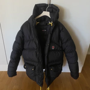 Fjällräven jacka  - Nu säljer jag min super fina och varma fjällräven jacka💗 jackan är svart och storlek S. Bra skick som på bilderna! Om du är intresserad av att köpa kan jag skicka mer bilder och vi kan även mötas upp vid eventuellt köp, frakt funkar också! 🥰nypris 6.999kr