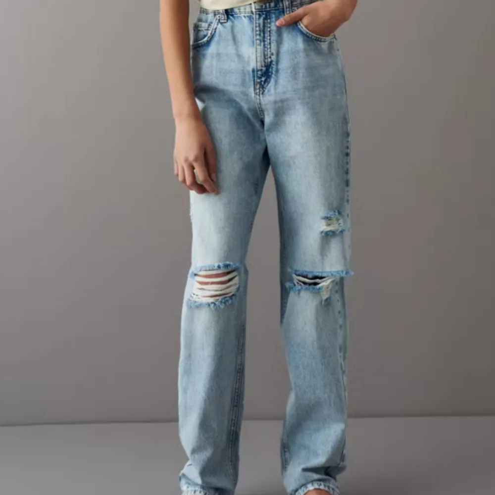 Straight 90's jeans från GinaTricot. Säljer de här på plick eftersom de tyvärr var för stora för mig. Helt nya, oanvända. Köpta för 299kr. Pris kan diskuteras😊280+frakt💕. Jeans & Byxor.
