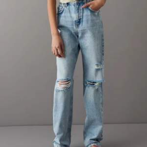 Straight 90's jeans från GinaTricot. Säljer de här på plick eftersom de tyvärr var för stora för mig. Helt nya, oanvända. Köpta för 299kr. Pris kan diskuteras😊280+frakt💕