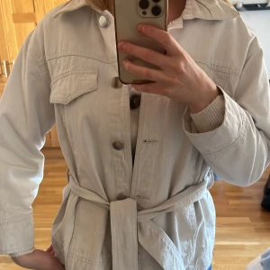 Jeansjacka - Fin beige/vit jeansjacka! Fint skick💕💕