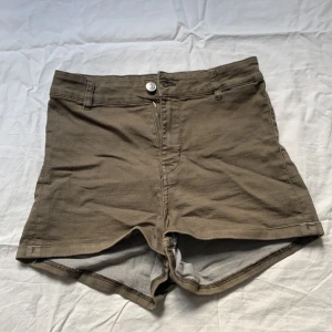 Gröna jeansshorts - Gröna jeansshorts. Lite lätt slitage (se bild 3). Säljer då jag växt ur dem.