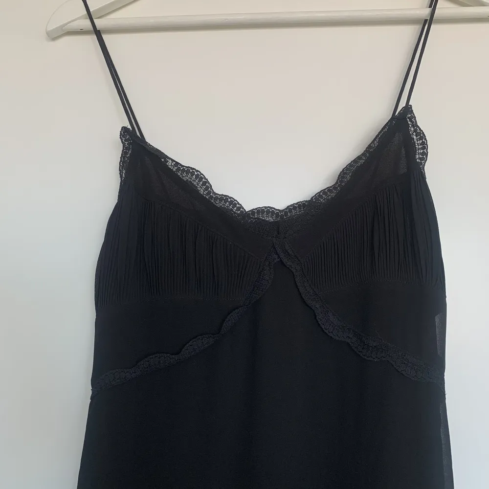 Lång svart klänning med spetsdetaljer 🖤. Klänningar.