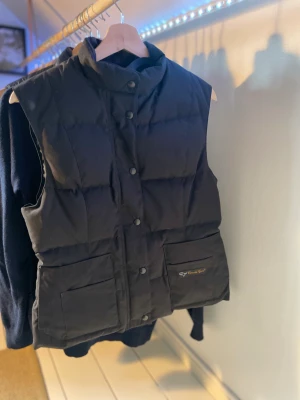 Canada goose väst  - En ädlare canada goose väst som inte går att få tag i längre. Inte Andvänd. Den är lite tjockare vilket är perfekt för tidig vår och höst. Hör av vid frågor. Pris kan diskuteras 
