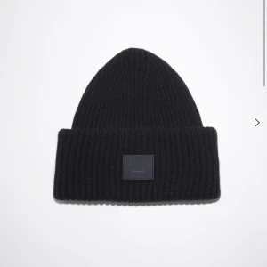 Acne Studios Mössa - Fint skick. Säljer den då jag råkade krympa den i tvätten tyvärr.🥲 Den är inte så stretchig. 