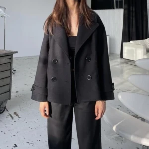 Kappa designbysi - Säljer denna nya kappan från designbysi, tiden för retur hade gått ut så hann inte lämna tillbaka. Köpte en liknande därför jag säljer denna. Superfin och skön, väldigt trendig! Stl XS/S skulle säga att den passar även M. Säljer för 600kr, nypris 890kr💕