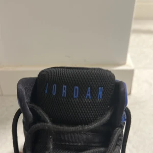 Jordan Aura - Hej, tänkte sälja de härs jordans som är använda totalt 7 gng inomhus vid basket träning, helt nya köpt för 1000kr på Zalando