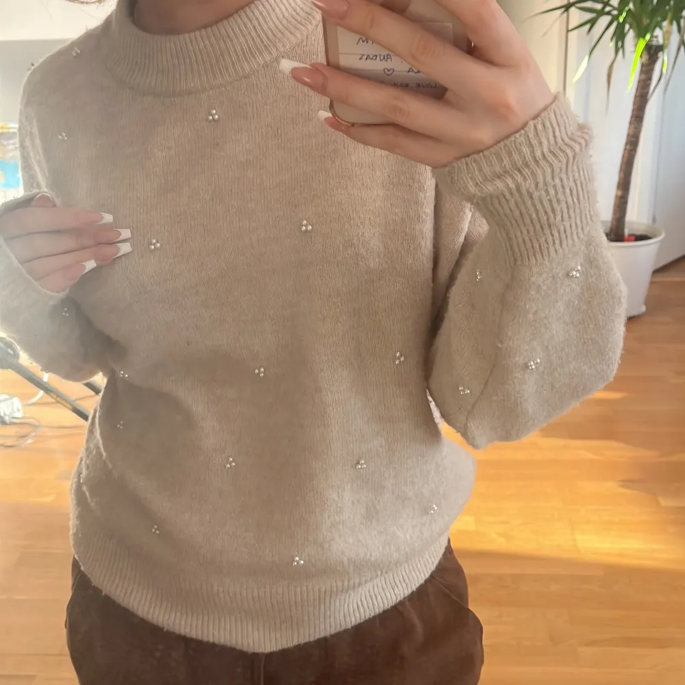 Säljer denna jättefina beiga stickade tröjan! Den har små vita pärlor, oanvänd!💞💞Xs, den är stor i storlek passar S och M också. Neuleet.