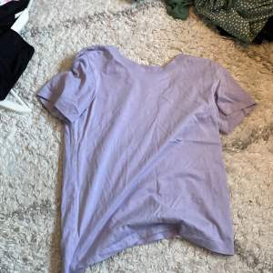 Lite oversized lila t-shirt, använd 1-2 ggr