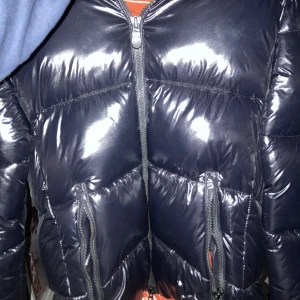 Save The Duck Jacka - Nästintill oanvänd jacka köpte i vintras men användes knappast i nyskick.   Köptes ny för 3000kr