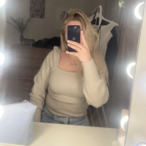 Fin stickad tröja - Stickad tröja med fyrkantig urringning, storlek XS och superstretchig! Aldrig använd. 