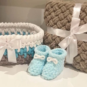 Babyset pläd sockor korg - Säljer dessa set som jag har handvirkat. Pris för ett set (pläd, korg, sockor) 800 kr  Pläd, sockor är virkade av mjuk & skön fleecegarn som kan tvättas i 30 °C Mått på pläd ca 90x90 cm ( plus minus 5 cm)  Kan hämtas på plats (Göteborg) eller fraktas 