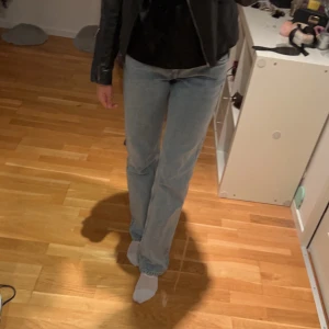 Weekday jeans - Säljer mina älskade arrow low jeans i storlek 26 och i den längsta längden. Öljetter pågrund av de är för stora, använda ungefär 3 gånger. Färgen är i summer blue eller i blue delight❤️ 