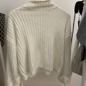 Stickad tröja - vanlig vit stickad tröja från shein Läs min bio :)