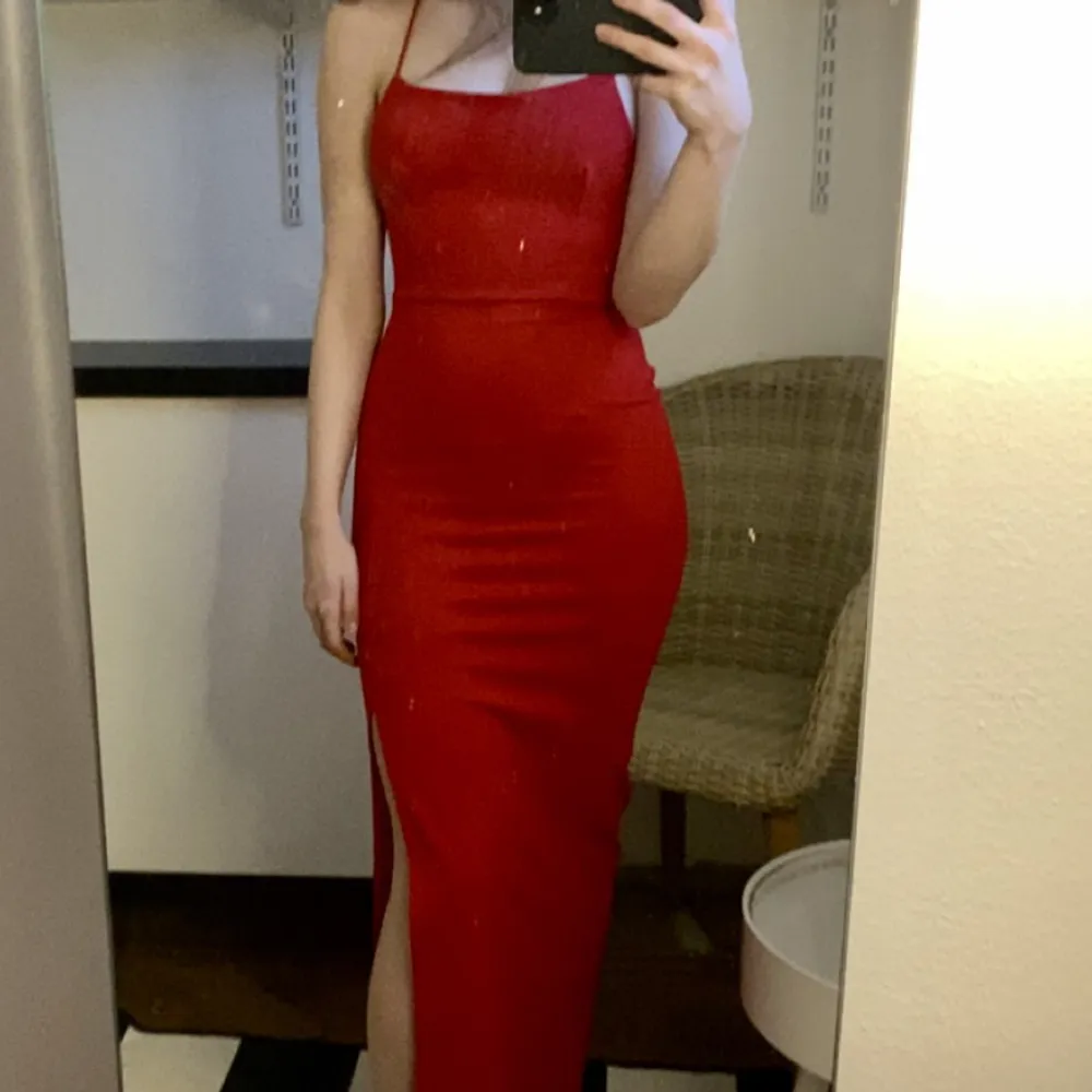 Fin lång röd klänning, går att använda till både fest och bal. Tveka inte att skriva för fler bilder eller frågor. Storleken är 32/xxs men passar mig som brukar ha xs/s. Klänningar.