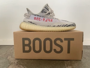 Yeezy 350 V2 Zebras - Yeezy 350 V2 Zebras storlek 45 1/3 är i fint skick. Priset kan diskuteras vid snabb affär.  Skorna kan skickas om så önskas. 