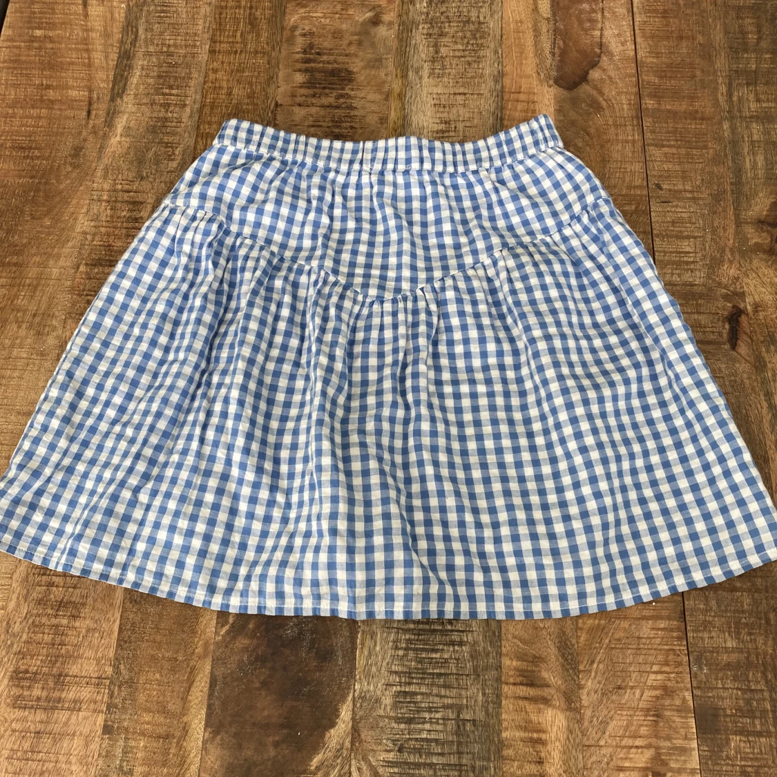 Blå och vit rutig kjol