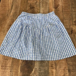 Blå och vit rutig kjol - En super duper fin blå och vit rutig kjol. Den är jätte fin. Jag säljer den för den kommer inte till användning och är för liten.
