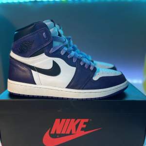 STEAL! Jordan 1 high court purple💜 Box✅ Äkta✅ Skick:8/10 Storlek:42 Vita, svarta och lila skosnören Pris ej hugget