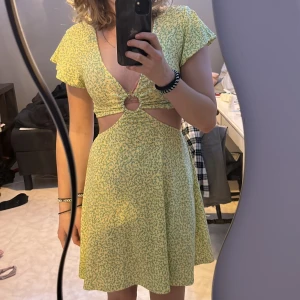 Sommarklänning  - En jätte fin sommar klänning från H&M. Använd 2 gånger. Köpt förra året. Perfekt till skolavslutningen eller midsommar😁💗
