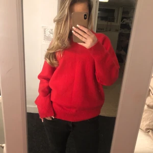 Röd stickat  - Säljer då ja inte får någon andvändning av den! Super cool färg och jätte mysig❤️super bra skick!