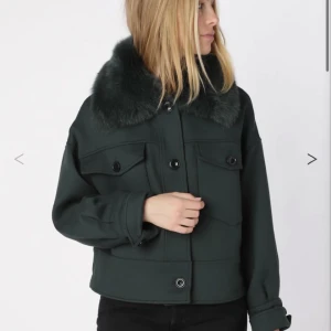 Meotine jacka - Säljer en Meotine kappa i färgen mörkgrön. Kappan är i ny skick endast en knapp som saknas vid vänstra armen💟 hör av er privat vid ytligare frågor!!