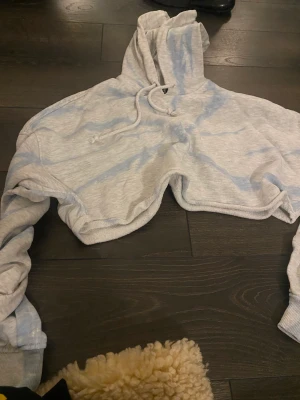 Hoodie  - Bra skick kortare hoodie med marmor