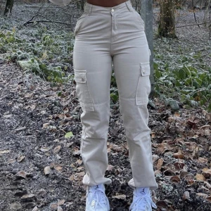 Beige Cargopants - Fint skick, passar kortare tjejer.