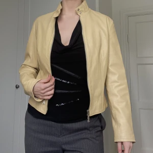 Äkta läderjacka - Märke Brevetti (Italien) Äkta läder. Storlek M. Färgen är en snygg beige. Inga defekter. Bra jäkla skinnjacka🤟🏽