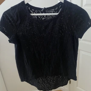 Svart tröja  - Snygg tröja från Gina tricot. Finns ej kvar i butik. Aldrig använd. Pris går att diskuteras och mer bilder vid begäran