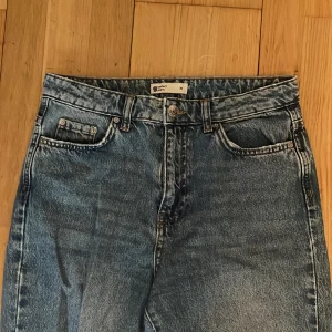 Blå momjeans!  - Mörkblå momjeans från Gina tricot i bra skick!