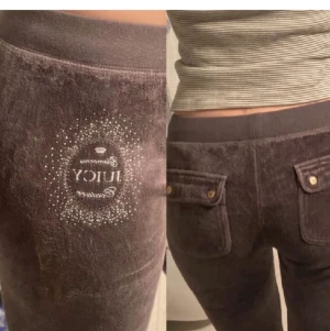 VINTAGE JUICY COUTURE BYXOR  - Säljer dessa relativt lågmidjade juicy couture byxor med fickor, de är brungrå i färgen och knapparna är guldiga. På benet syns ett bling märke, supersnygga! Jag köpte de nyligen här på plick men då de tyvärr inte passar så bra i de så vill jag sälja dem vidare. Bilderna är från förra ägaren men jag kan ta nya vid intresse 💕🤙