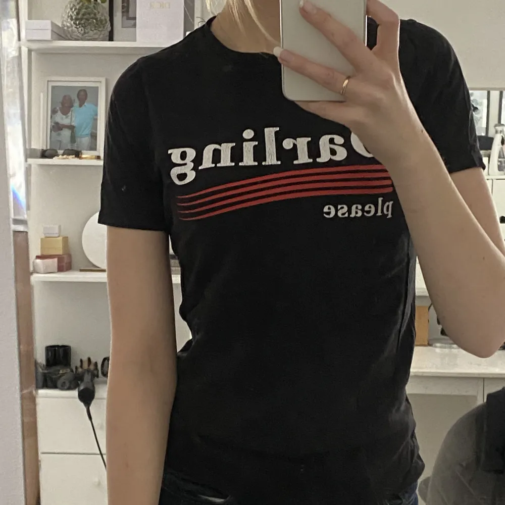 Jätte fin t-shirt från ginatricot. Den är i storlek xs. 😊💕. T-shirts.