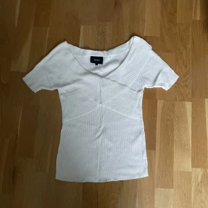 Vit topp  - Jättefin vit topp med korsad urringning. 